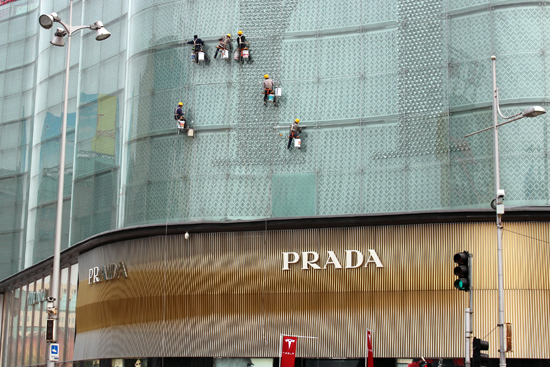 王府井　PRADA　人海戦術♪　中国北京ツアーを１０倍楽しめる？情報